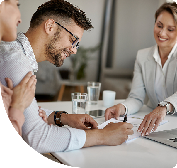 Clientes sorrindo em atendimento